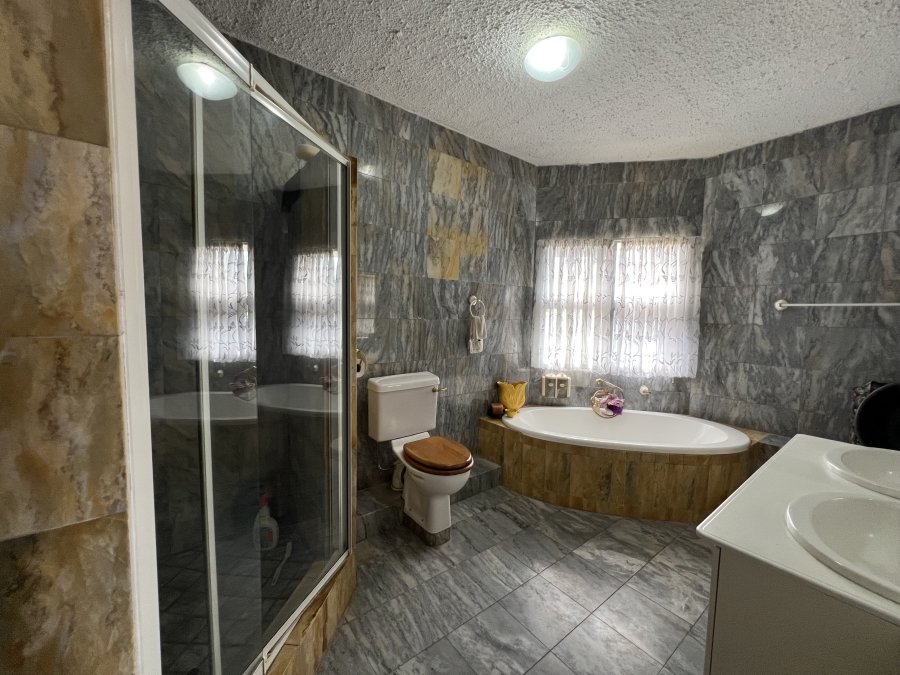 5 Bedroom Property for Sale in Wavecrest Eastern Cape